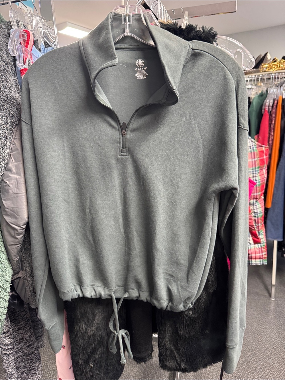 Gaiam sweatshirt xs // 092358